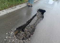 В Таганроге после ливня провалился асфальт по улице Михайловской В Таганроге после ливня провалился асфальт по улице Михайловской