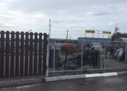 В Таганроге незаконно занявшему землю кладбища предпринимателю А.Сычеву вручили портфель директора В Таганроге незаконно занявшему землю кладбища предпринимателю А.Сычеву вручили портфель директора