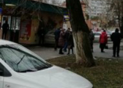 Автохамы, не робея и не краснея, паркуются на тротуарах Таганрога Автохамы, не робея и не краснея, паркуются на тротуарах Таганрога