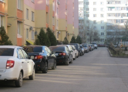 Автомобилисты и пешеходы Таганрога страдают от отсутствия парковок Автомобилисты и пешеходы Таганрога страдают от отсутствия парковок