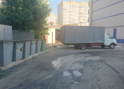 След из вонючей белой пены оставляет автомобиль, забирающий мусорные баки в одном из дворов Таганрога След из вонючей белой пены оставляет автомобиль, забирающий мусорные баки в одном из дворов Таганрога