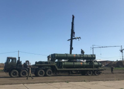 Под Таганрог привезли зенитно-ракетный комплекс С-300, используемый в Сирии Под Таганрог привезли зенитно-ракетный комплекс С-300, используемый в Сирии