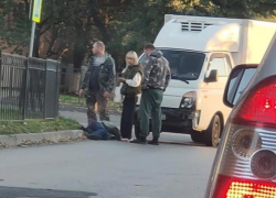 "Голова в крови": на перекрестке улиц Чехова и Ломоносова сбили мужчину "Голова в крови": на перекрестке улиц Чехова и Ломоносова сбили мужчину
