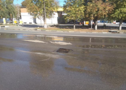 В Таганроге посреди дороги вновь провалился асфальт В Таганроге посреди дороги вновь провалился асфальт