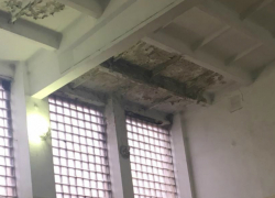 Прогнивший потолок грозит обрушиться на головы детей в школе Таганрога Прогнивший потолок грозит обрушиться на головы детей в школе Таганрога