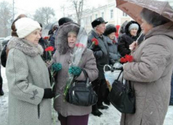 В Таганроге Антону Павловичу Чехову возложили цветы к подножию памятника В Таганроге Антону Павловичу Чехову возложили цветы к подножию памятника