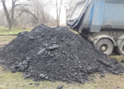 Застрявшая в «Военном городке» Таганрога фура не может выехать из грязевого плена уже неделю Застрявшая в «Военном городке» Таганрога фура не может выехать из грязевого плена уже неделю