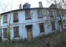В Таганроге загорелся заброшенный дом по улице Чехова В Таганроге загорелся заброшенный дом по улице Чехова