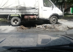 В Таганроге под газелью обвалилась земля и заблокировала выезд В Таганроге под газелью обвалилась земля и заблокировала выезд