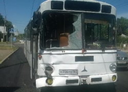 Автобус с пассажирами в Таганроге попал в нестандартное ДТП Автобус с пассажирами в Таганроге попал в нестандартное ДТП
