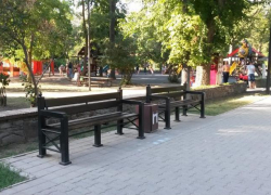 Таганрожец, размышляя о прекрасном, возмутился уродству лавочек и урн в парке им. Горького Таганрожец, размышляя о прекрасном, возмутился уродству лавочек и урн в парке им. Горького