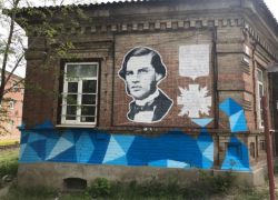 Портрет историка Лакиера пишет художник Антон Тимченко на доме в Таганроге Портрет историка Лакиера пишет художник Антон Тимченко на доме в Таганроге