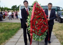 Жители Таганрога отдали дань памяти павшим войнам Жители Таганрога отдали дань памяти павшим войнам
