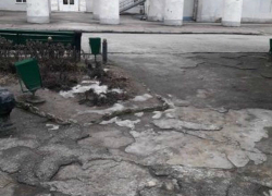 Беспокоимся за детей – не получат ли травмы возле ДК Дмитрова Беспокоимся за детей – не получат ли травмы возле ДК Дмитрова