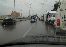 В Таганроге после ДТП двух иномарок мужчина вылетел на дорогу В Таганроге после ДТП двух иномарок мужчина вылетел на дорогу