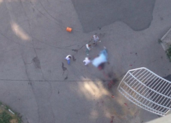 В Таганроге вновь из 17-этажки на Ломоносова выпал человек В Таганроге вновь из 17-этажки на Ломоносова выпал человек
