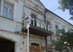 В Таганроге изуродовали старинный дом в центре города В Таганроге изуродовали старинный дом в центре города