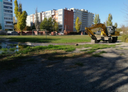 Территория возле школы №36 в Таганроге утопает в грязи и воде Территория возле школы №36 в Таганроге утопает в грязи и воде