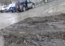 Автолюбители Таганрога превращают газоны и тротуары в "кашу" Автолюбители Таганрога превращают газоны и тротуары в "кашу"