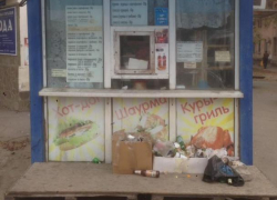 Киоск с шаурмой в Таганроге похож больше на «мусорник», чем на точку общепита Киоск с шаурмой в Таганроге похож больше на «мусорник», чем на точку общепита