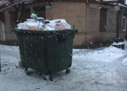 Депутат Екушевский следит, как вывозят отходы на его избирательном участке в Таганроге Депутат Екушевский следит, как вывозят отходы на его избирательном участке в Таганроге