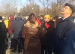 В годовщину Дня Рождения Чехова сотни таганрожцев собрались почтить его память В годовщину Дня Рождения Чехова сотни таганрожцев собрались почтить его память