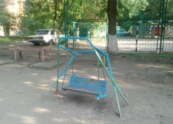 Детям из нескольких дворов приходится играть на аварийной игровой площадке в Таганроге Детям из нескольких дворов приходится играть на аварийной игровой площадке в Таганроге