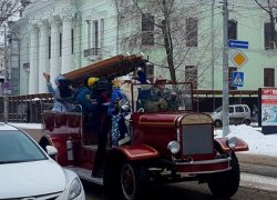 Таганрожцы встретили в городе пожарного Деда Мороза и баранов Таганрожцы встретили в городе пожарного Деда Мороза и баранов