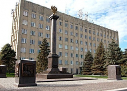 В Таганроге стелу "Город герой" украсили барельефами В Таганроге стелу "Город герой" украсили барельефами