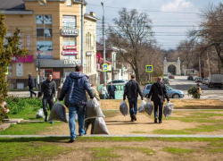 В Таганроге продолжается уборка общественных территорий В Таганроге продолжается уборка общественных территорий