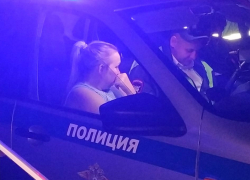 Подвыпившая мадам устроила массовые аварии в одном из дворов Таганрога Подвыпившая мадам устроила массовые аварии в одном из дворов Таганрога