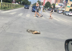 В глубокой яме посреди дороги таганрожцы подозревают очередной обвал коллектора В глубокой яме посреди дороги таганрожцы подозревают очередной обвал коллектора