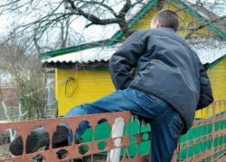 Из частного дома в Таганроге сельский житель вынес 230 тысяч рублей Из частного дома в Таганроге сельский житель вынес 230 тысяч рублей