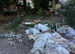 На месте снесенных гаражей в Таганроге горожане организовали свалку На месте снесенных гаражей в Таганроге горожане организовали свалку
