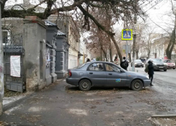 «Корыто», стоящее на тротуаре по Греческой, перекрыло проход пешеходам Таганрога «Корыто», стоящее на тротуаре по Греческой, перекрыло проход пешеходам Таганрога