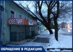 Большая ветка огромного старого дерева в Таганроге вот-вот свалиться на жилой дом Большая ветка огромного старого дерева в Таганроге вот-вот свалиться на жилой дом
