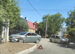 В Таганроге спасатели доставали из авто пострадавшую в ДТП семейную пару В Таганроге спасатели доставали из авто пострадавшую в ДТП семейную пару