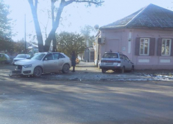 В Таганроге легковушка влетела в дом в результате ДТП В Таганроге легковушка влетела в дом в результате ДТП