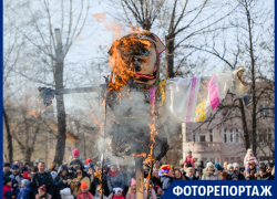 Праздничное чучело Масленицы сожгли в Таганроге, прощаясь с зимой Праздничное чучело Масленицы сожгли в Таганроге, прощаясь с зимой