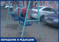 "Дети на площадке играть не могут, боясь поцарапать какую-либо машину", - таганроженка о стихийной парковке "Дети на площадке играть не могут, боясь поцарапать какую-либо машину", - таганроженка о стихийной парковке