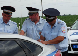 Препятствие на дороге и выезд на «встречку» стали причиной аварии в Таганроге Препятствие на дороге и выезд на «встречку» стали причиной аварии в Таганроге