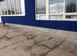 На вокзале Таганрога не нашлось места для лавочек, зато появились магазины На вокзале Таганрога не нашлось места для лавочек, зато появились магазины