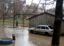 «Болото» вокруг жилого дома не пускает таганрожцев домой «Болото» вокруг жилого дома не пускает таганрожцев домой