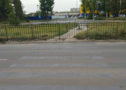 Горожане ждут от властей Таганрога пешеходного перехода к «Ленте» Горожане ждут от властей Таганрога пешеходного перехода к «Ленте»