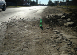 На огромную яму уже полгода никто не обращает внимание в Таганроге На огромную яму уже полгода никто не обращает внимание в Таганроге
