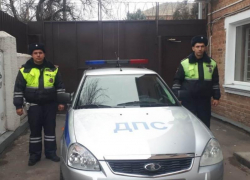 Сотрудники ГИБДД помогли спасти людей в пожаре под Таганрогом Сотрудники ГИБДД помогли спасти людей в пожаре под Таганрогом