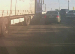 В Таганроге фура зацепила и смяла иномарку В Таганроге фура зацепила и смяла иномарку