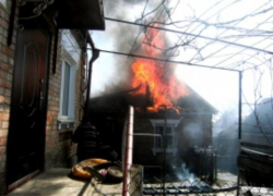 Пожарные вытащили человека из горящего флигеля под Таганрогом Пожарные вытащили человека из горящего флигеля под Таганрогом