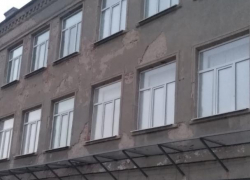 Только сеточка по периметру школы в Таганроге спасает учеников от кирпичей и штукатурки Только сеточка по периметру школы в Таганроге спасает учеников от кирпичей и штукатурки