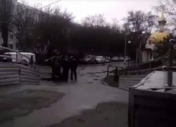 «Звони в полицию, или в психушку!»: таганрожец устроил истерику перед зданием БСМП «Звони в полицию, или в психушку!»: таганрожец устроил истерику перед зданием БСМП